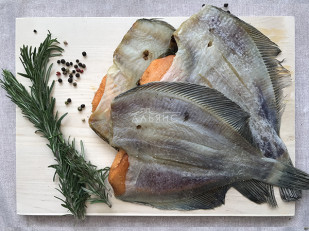 Свинина вяленая (строганина): Камбала камчатская вяленая с икрой