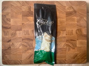 Сыр 1 кг ГОРНЫЙ СЫРОВАР (Балыковый паприка): Сыр 100 гр ГОРНЫЙ СЫРОВАР (Косичка с укропом и чесноком)