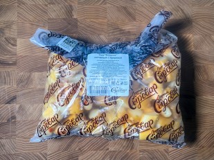 Японские снеки и крекеры: Сыр 1 кг ГОРНЫЙ СЫРОВАР (Бочонок копчёный с паприкой)